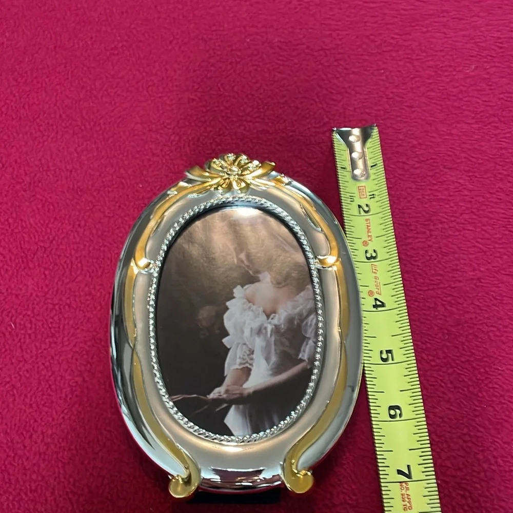 Photo frame heavy oval gold and silver tone for 3.5 “ x 5” pic